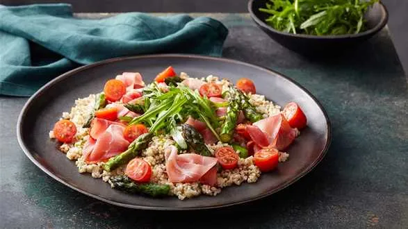 Sałatka z kaszą jęczmienną i zielonymi szparagami