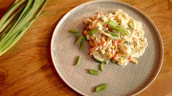 Sałatka krabowa z makaronem ryżowym