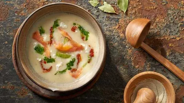Kremowa zupa z porów z wędzonym łososiem, twarogiem i oliwą z lubczykiem