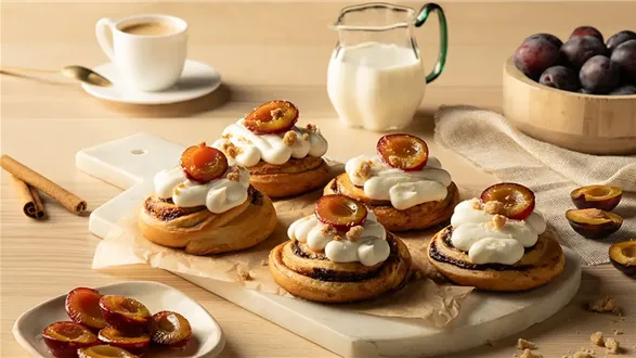 Cynamonki z kremem i śliwkami