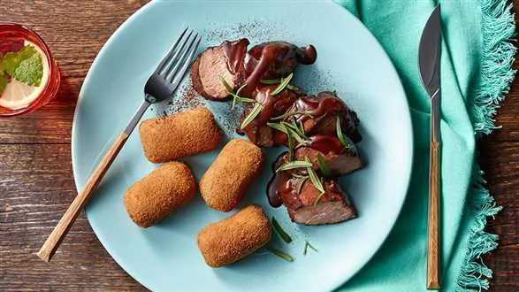 Polędwiczka wieprzowa w czerwonym winie w kakaowym sosie z krokietami ziemniaczanymi