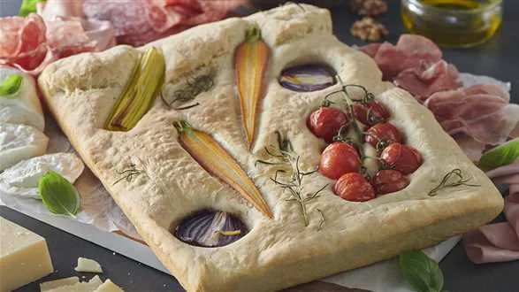 Focaccia na desce serów i wędlin