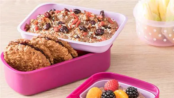 Czekoladowa miska smoothie i ciastka owsiane – lunchbox na słodko