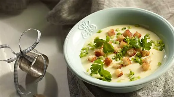 Zupa neapolitańska z serkiem topionym i makaronem