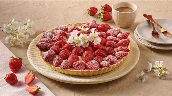 Tarta z truskawkami i kremem budyniowym