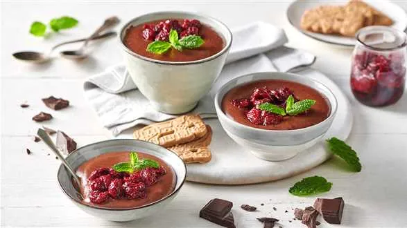 Budyń piernikowo-czekoladowy z gorącymi wiśniami