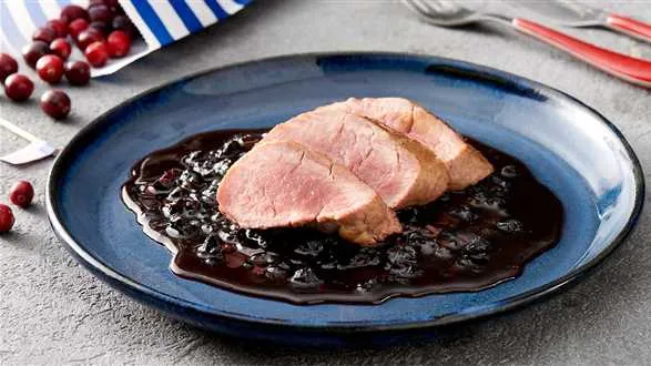 Polędwiczki w pikantnym sosie żurawinowym