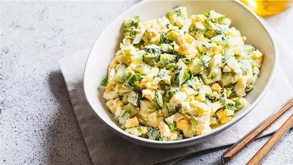 Sałatka z pora — z jajkiem i szynką