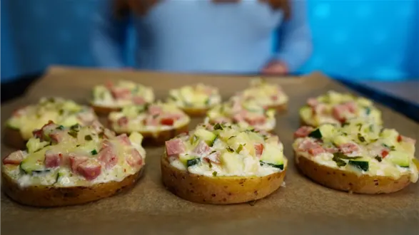 Pieczone ziemniaki z kiełbasą i cukinią