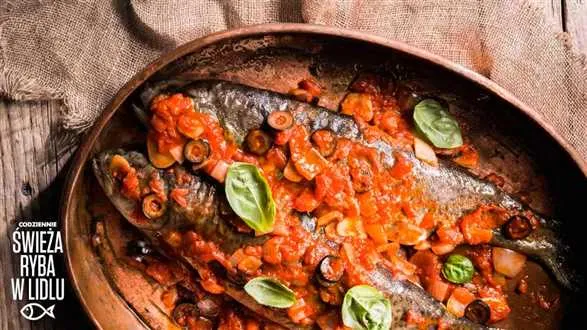 Pieczony pstrąg w pomidorach i oliwkach