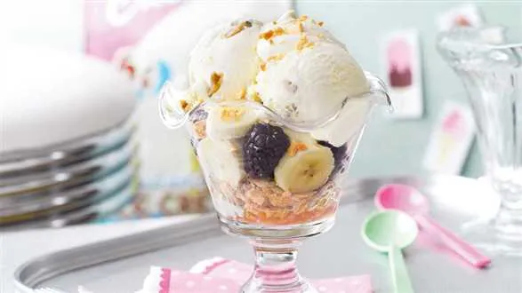 Lodowy trifle jeżynowo-bananowy