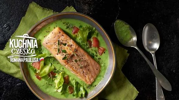 Duszona sałata lodowa z wędzonym łososiem i z kremem z groszku