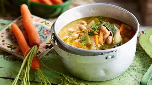 Śródziemnomorska zupa z ziemniaków i kopru włoskiego