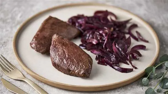 Stek ze strusia z karmelizowaną cebulą