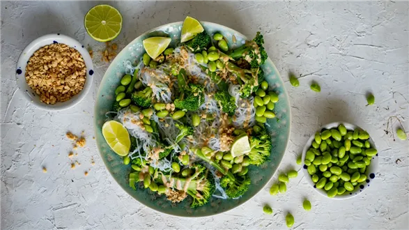 Lekka sałatka z makaronem konjac i warzywami