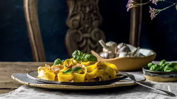 Przepis na makaron pappardelle z szynką parmeńską i gorgonzolą