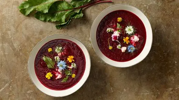 Krem z buraka z wędzonym twarogiem i wędzoną śliwką