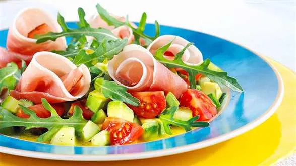 Sałatka z awokado i ogórków z szynką prosciutto