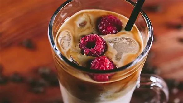 DALGONA COFFEE Z MALINAMI