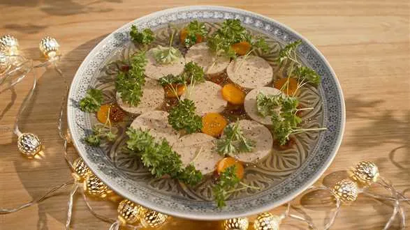 Faszerowana ryba w galarecie