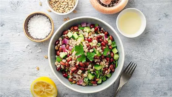 Sałatka z kaszy jęczmiennej z fasolą, ogórkiem i granatem