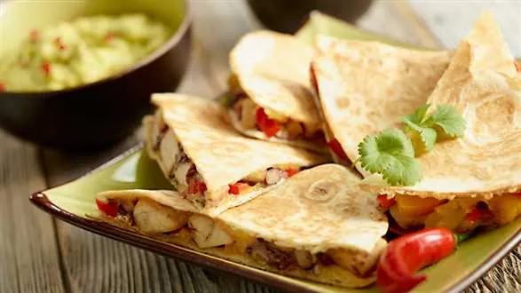 Tortilla z kurczakiem i guacamole