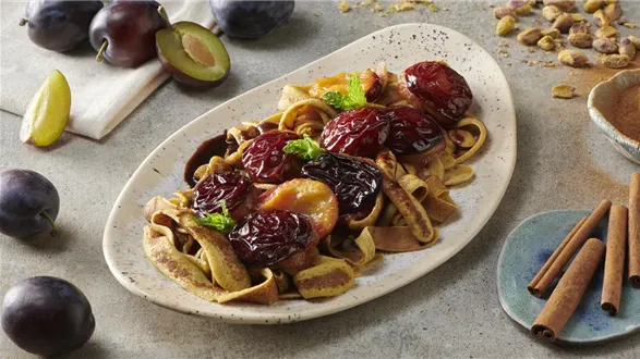 Pistacjowy makaron naleśnikowy z karmelizowanymi śliwkami