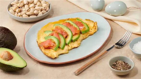 Omlet z wędzonym łososiem z pistacjami