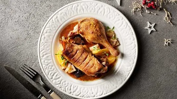 Kaczka w czerwonym winie i powidłach