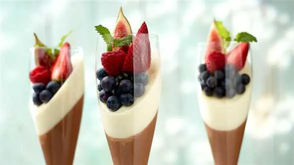 Czekoladowa tęcza ze świeżymi owocami