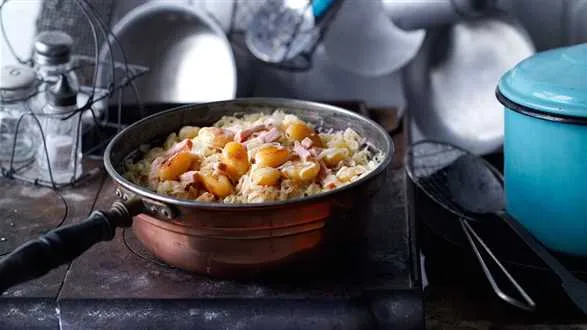 Gulasz wieprzowy z kiszoną kapustą i gnocchi