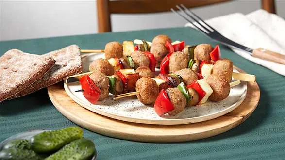 Grillowane szaszłyki z klopsików z serem halloumi