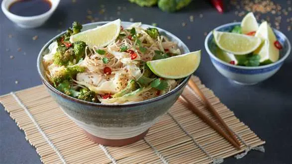 Makaron ryżowy z kurczakiem i warzywami smażony w woku