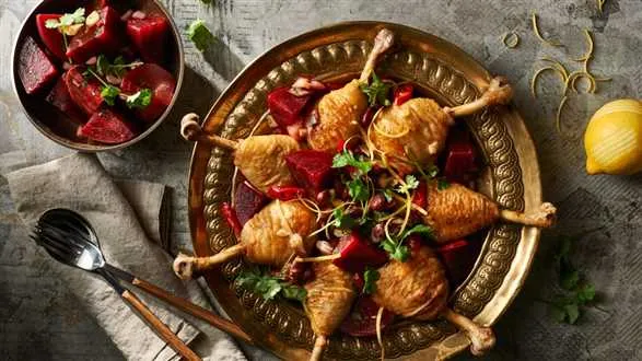 Podudzia kurczaka duszone w sosie z fasolą z sałatką z buraków