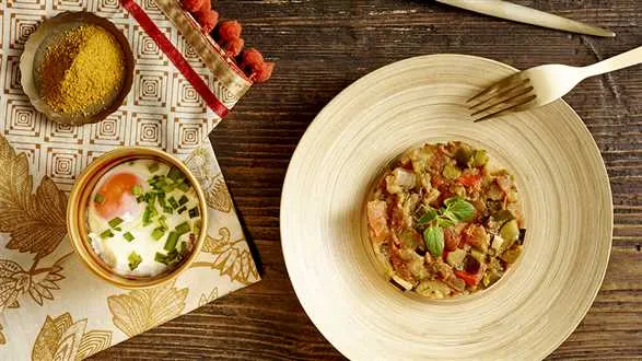 Jajko cocotte z wędzonym łososiem i prowansalskim ratatouille