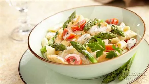 Makaron penne z kurczakiem i szparagami w sosie śmietanowym