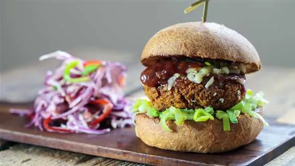 Wegeburgery z orientalnym sosem śliwkowym