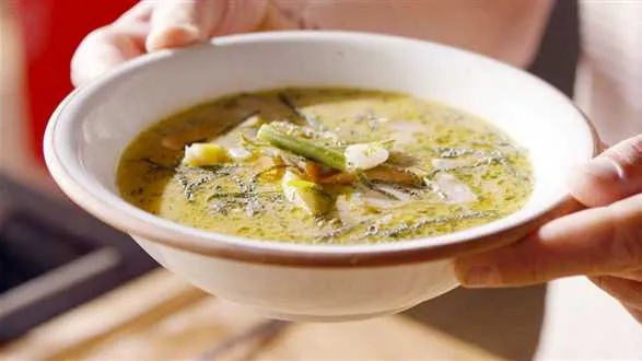 Zupa fasolowa z botwiną i młodymi ziemniakami