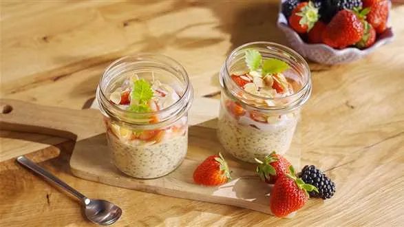 Nocna owsianka ze skyrem i truskawkami