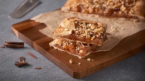 Rustykalna tarta z karmelizowanymi gruszkami