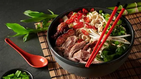 Ramen na bulionie kaczym z pieczoną kaczką