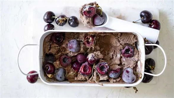 Wegańskie lody czekoladowe z czereśniami