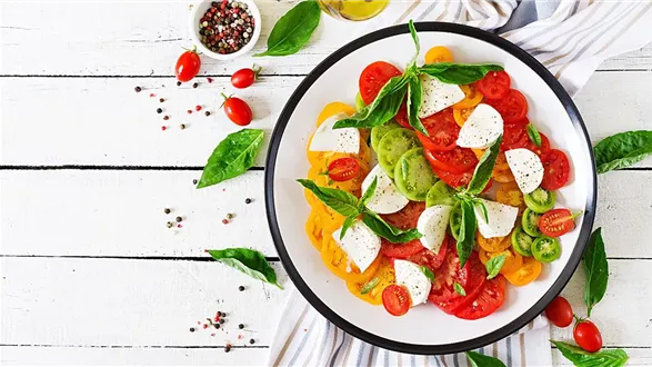 Klasyczna sałatka z mozzarellą