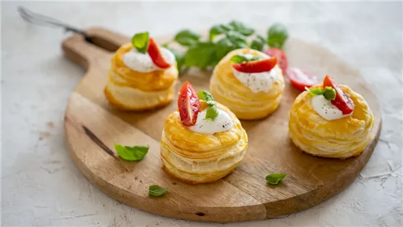 Vol-au-vent (korpusy z ciasta francuskiego) z ubijaną fetą