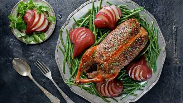 Kaczka pieczona z gruszkami poszetowanymi w winie z fasolką szparagową