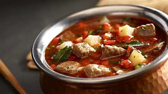 Zupa gulaszowa z kminkiem i pieczoną papryką