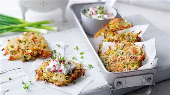 Placki ziemniaczane z kapustą oraz dipem z rzodkiewki i rzeżuchy