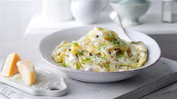 Tagliatelle z koprem włoskim i kaparami