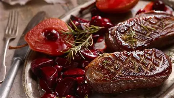 Pierś z gęsi z sosem piernikowym