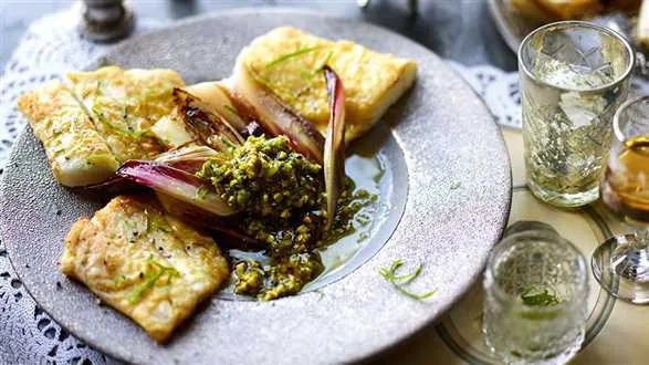 Dorsz z pesto limonkowym i pieczoną cykorią